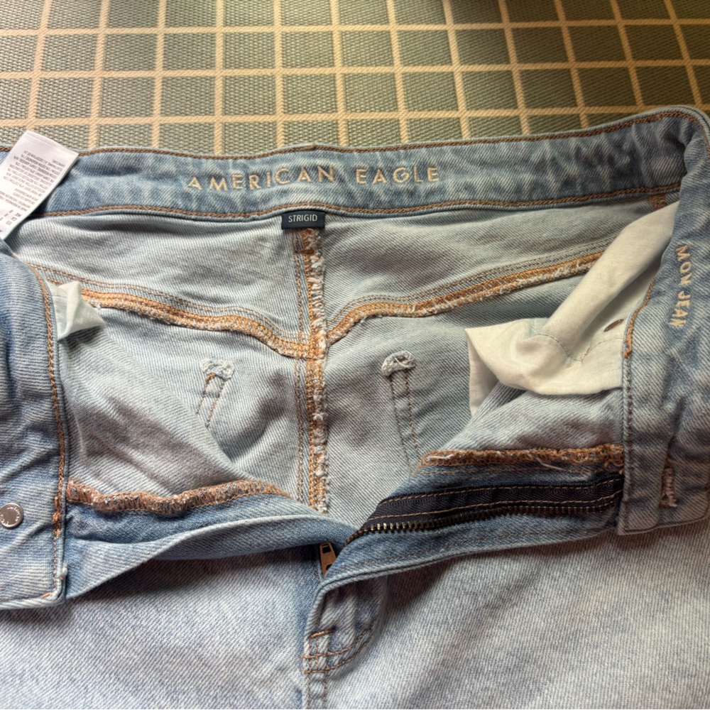 American Eagle Outfitters Light Blue Mom Jeans - Picture 1 of 2